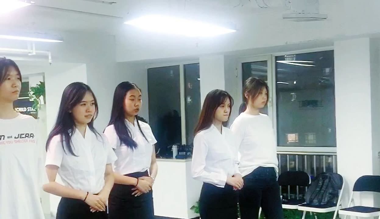 从站姿到自信 模特空乘艺考专业教学的核心要素